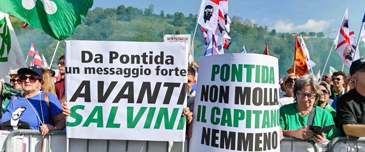 pontida 232 il giorno della lega sul pratone in attesa del segretario 232 sfida delle t shirt tra io sto con matteo e lega nord fino alla morte da Secoloditalia.it pontida 232 il giorno della lega sul pratone in attesa del segretario 232 sfida delle t shirt tra io sto con matteo e lega nord fino alla morte