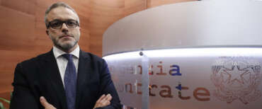 Meno tasse contro più vampiri: la destra abolisce il bollo, la sinistra punta su Mister Equitalia Ruffini