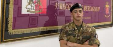 Solo contro cinque per salvare una 15enne cagliaritana, il grazie social al giovane bersagliere: «Questo è onore»