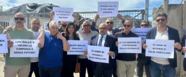 Emergenza rifiuti, Sangiuliano guida il blitz del centrodestra a Giugliano: «Regalo a Fico un’ecoballa, Regione immobile»
