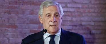 Non solo Di Battista: 25 italiani rimpatriati per motivi sanitari. Tajani rassicura: “Nessun privilegiato”