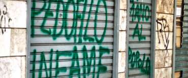 Torino, la scritta in vernice verde comparsa nelle scorse ore: “Pedofilo infame” si legge sulla saracinesca del minimarket di Borgo Vittoria dove una ragazzina di appena 13 anni ha subìto molestie sessuali da parte di un commesso bengalese
