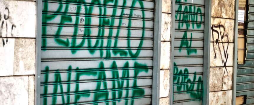 Torino, la scritta in vernice verde comparsa nelle scorse ore: “Pedofilo infame” si legge sulla saracinesca del minimarket di Borgo Vittoria dove una ragazzina di appena 13 anni ha subìto molestie sessuali da parte di un commesso bengalese