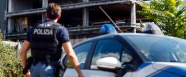 Ucciso a coltellate e trovato cadavere in un parco vicino l’edificio sgomberato ieri in Via Tallone
