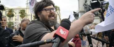 Adinolfi, dai domiciliari al carcere: “Ha comunicato sui social da casa con cadenza quotidiana”. E lui: sono il primo in Italia