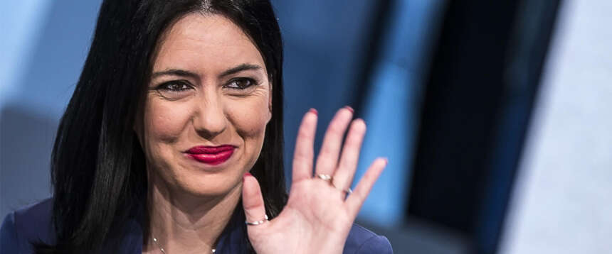 Rispunta la Azzolina, la ministra grillina delle gaffe che scivolò sui banchi a rotelle. Il messaggio agli studenti è memorabile