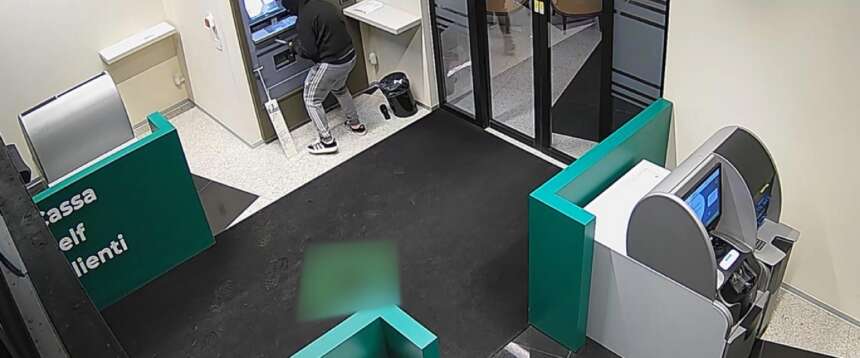 Andria, esplosione in una villetta: due uomini morti. L’ipotesi: stavano preparando una “marmotta” per assaltare i bancomat