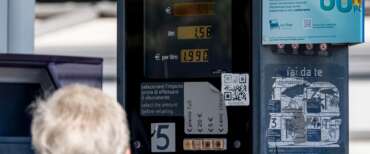 “Price cap” carburanti, effetto domino: anche pompe bianche e indipendenti abbassano i prezzi. Il pieno costa meno