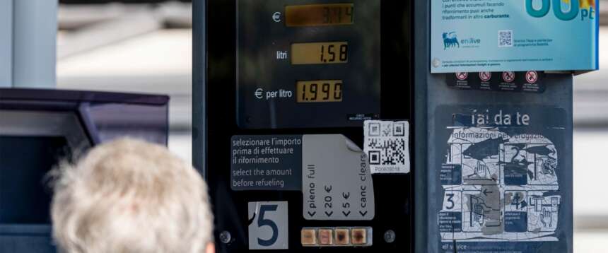 “Price cap” carburanti, effetto domino: anche pompe bianche e indipendenti abbassano i prezzi. Il pieno costa meno
