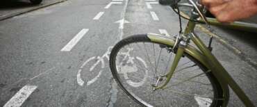 Torino, travolto da un’auto sulla ciclabile mentre andava a scuola in bici con il papà: morto un bimbo di 7 anni