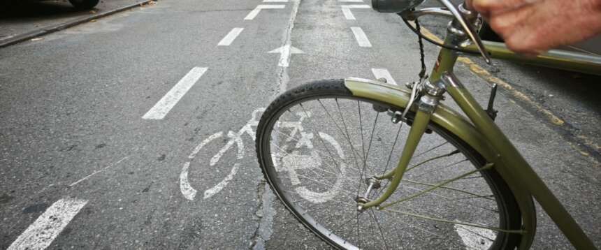 Torino, travolto da un’auto sulla ciclabile mentre andava a scuola in bici con il papà: morto un bimbo di 7 anni