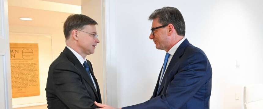 Una foto d’archivio del ministro dell’Economia, Giancarlo Giorgetti, con il Commissario Ue all’Economia, Valdis Dombrovskis