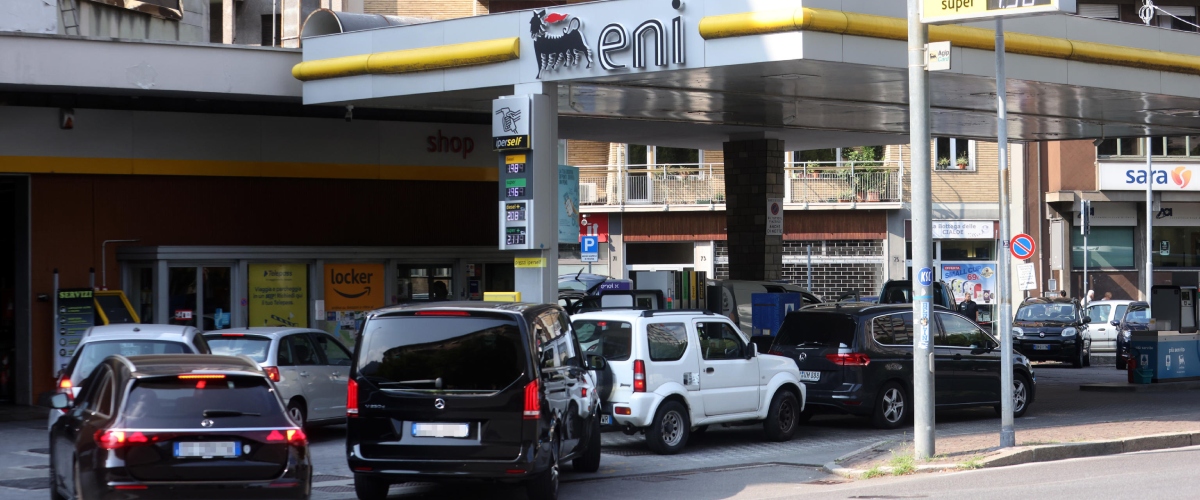 carburanti il governo convoca le raffinerie ecco il piano per aumentare la produzione e arrestare i rincari da Secoloditalia.it carburanti il governo convoca le raffinerie ecco il piano per aumentare la produzione e arrestare i rincari