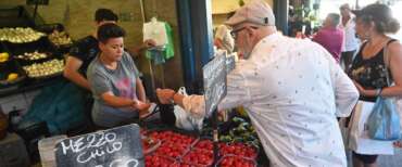 Milano la città più cara, Napoli la più economica: dal pane al taglio dei capelli, ecco quanto si spende da Nord a Sud