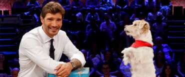 Sanremo 2027, con De Martino archiviata l’era dei comizi sul palco: «Par condicio e nessuna polarizzazione». Ecco tutte le novità del Festival