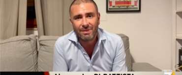 Di Battista torna in tv con un messaggio a Floris. “Sto meglio”. Gli indizi sull’intervento subito (video)