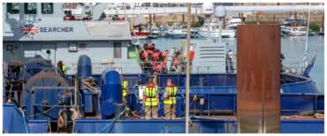 Dover, esplode la protesta contro i migranti: manifestanti incappucciati bloccano il porto (video)