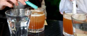 Un braccialetto svela se nel bicchiere c’è la droga dello stupro: come si presenta e come funziona il “drink check test”