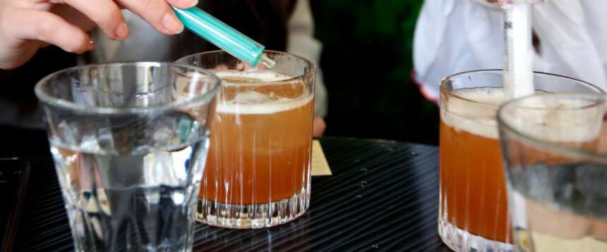 Un braccialetto svela se nel bicchiere c’è la droga dello stupro: come si presenta e come funziona il “drink check test”