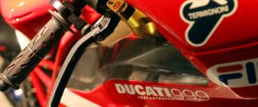 Ducati, sospiro di sollievo: allontanato lo spettro della cessione, investimenti confermati. Urso: «Frutto del lavoro di squadra»