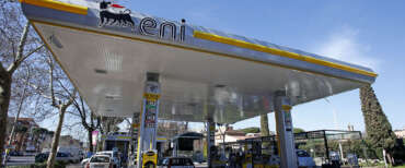 La mossa di Eni: un tetto ai carburanti, sconti per tutti, un colpo alla speculazione. Palazzo Chigi applaude