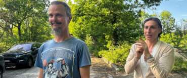 Famiglia del bosco, i bambini tornati nella casa per la prima volta dopo 11 mesi. Pillon: “Un passo verso il rientro definitivo”