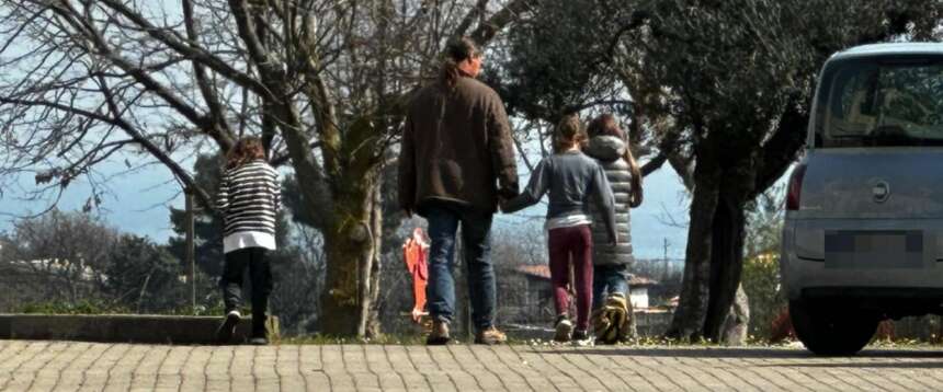 Famiglia nel bosco, la denuncia di Brambilla: “Trattati come pacchi. La loro detenzione in casa-famiglia è già costata 75mila euro”