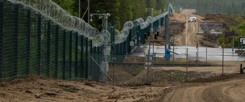 Il recinto al confine tra Finlandia e Russia per evitare che Mosca usi i migranti come strumento di guerra ibrida