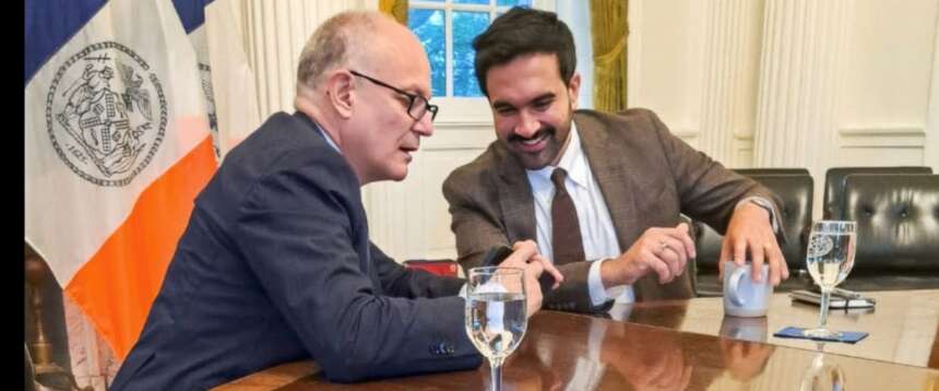 A New York l’abbraccio tra Gualtieri e Mamdani. I due sindaci progressisti insieme per il piano casa e l’immigrazione. C’è da tremare…