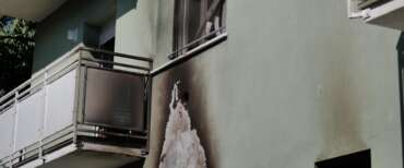 Drammatico rogo in una palazzina a Lucca: due morti e tredici feriti, tra cui bambini e un neonato non gravi. Sono 16 gli sfollati