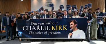 Charlie Kirk, Meloni: «Non lasciamo prevalere l’odio che ha cercato di zittirlo». Flashmob dei Conservatori in Europa per ricordarlo