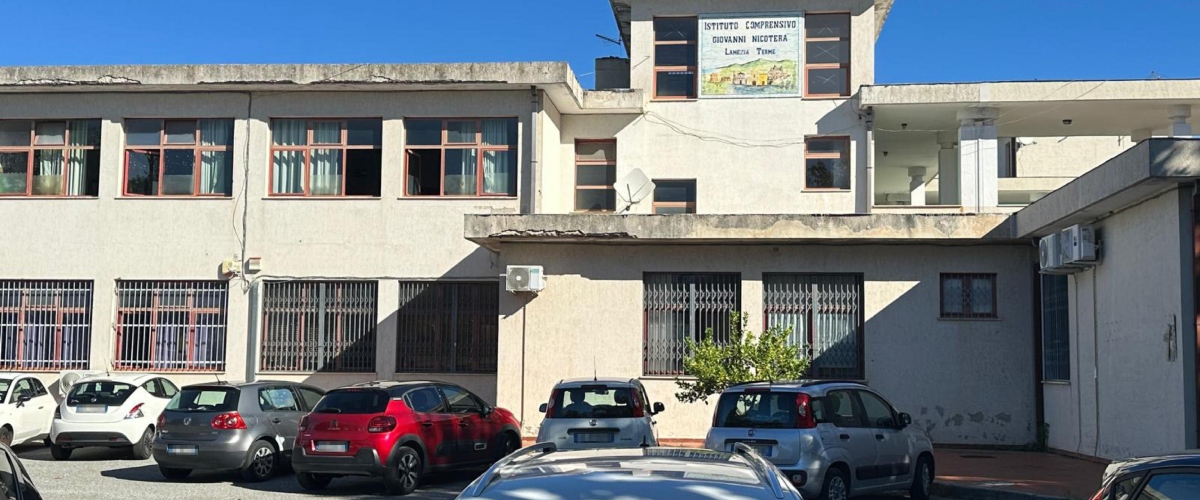 voleva accoltellare la prof che lo aveva bocciato il piano del 14enne sventato dai carabinieri coltello nascosto nel bagno della scuola da Secoloditalia.it voleva accoltellare la prof che lo aveva bocciato il piano del 14enne sventato dai carabinieri coltello nascosto nel bagno della scuola