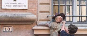 Riti vudù degli studenti di sinistra a scuola: insulti a un manichino del ministro Valditara appeso alla finestra
