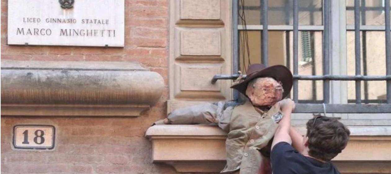riti vud249 degli studenti di sinistra a scuola insulti a un manichino del ministro valditara appeso alla finestra da Secoloditalia.it riti vud249 degli studenti di sinistra a scuola insulti a un manichino del ministro valditara appeso alla finestra