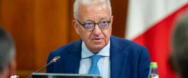 Ex Ilva, il governo apre alla partecipazione pubblica e incassa il sì delle aziende alla sospensione dei licenziamenti