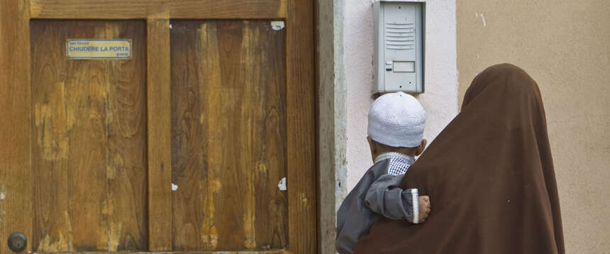 “Come ti chiami?”. Scena muta della donna marocchina. Non parla italiano, il sindaco le nega la cittadinanza