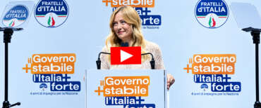 “Amore, ti richiamo”. Tripla telefonata, mamma Meloni fa sorridere la platea: “E’ mia figlia, scusate” (video)