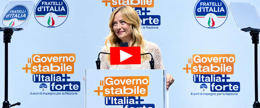 “Amore, ti richiamo”. Tripla telefonata, mamma Meloni fa sorridere la platea: “E’ mia figlia, scusate” (video)