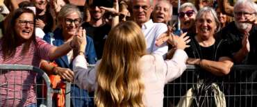 L’abbraccio dei cittadini di Gardone Val Trompia a Giorgia Meloni