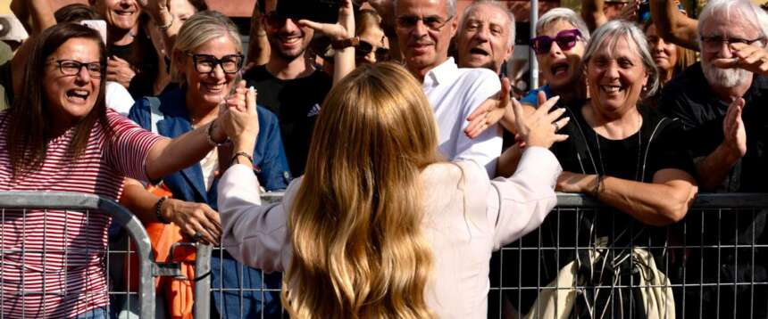 L’abbraccio dei cittadini di Gardone Val Trompia a Giorgia Meloni