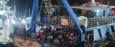 Migranti, arriva la svolta: la Grecia sulla rotta tracciata dall’Italia sugli hub fuori dalla Ue. Con Atene anche Danimarca, Austria, Germania e Paesi Bassi