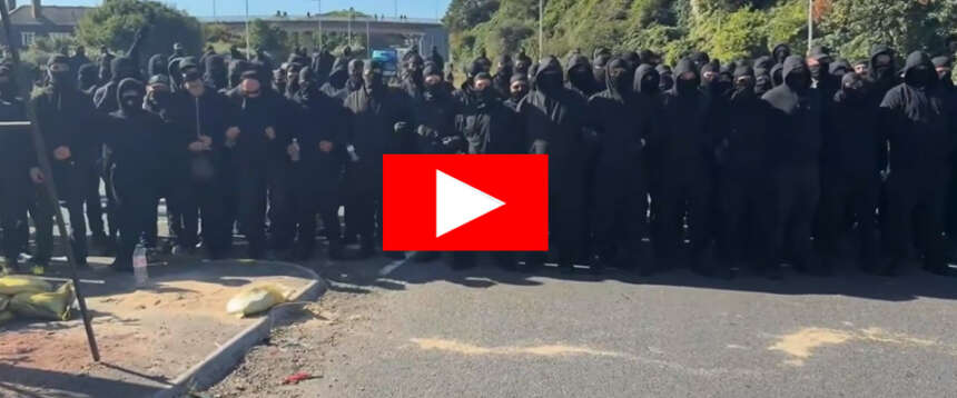 Dopo Ceuta, assalto di migranti alla Manica con decine di barconi: la reazione degli “incappucciati” (video)