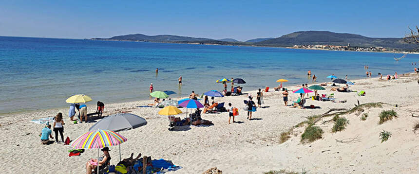 Scafisti sulle spiagge della Sardegna, i bagnanti si ribellano: rivolta, urla e migranti messi in fuga