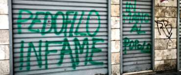 Le scritte comparse sulla saracinesca del minimarket di Torino in cui un bengalese 42enne ha gravemente molestato una bambina di 13 anni