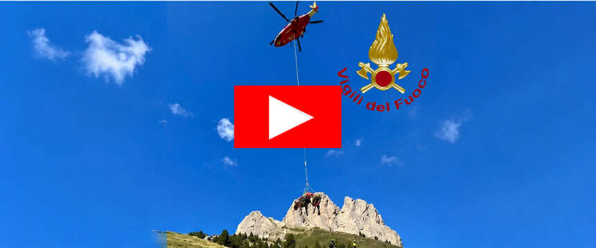 Spettacolare salvataggio di una mucca in Veneto: l’elicottero dei pompieri la solleva dal fango (video)