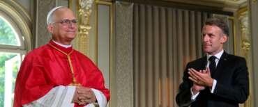 Standing ovation per papa Leone all’Eliseo. “Stop agli armamenti e alla corsa al nucleare. La laicità non è escludere la religione”