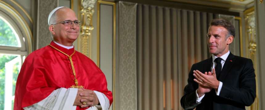 Standing ovation per papa Leone all’Eliseo. “Stop agli armamenti e alla corsa al nucleare. La laicità non è escludere la religione”