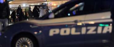 Roma, accoltella al petto l’ex moglie e la porta in ospedale. Poi fugge con il figlio: arrestato dopo 7 ore