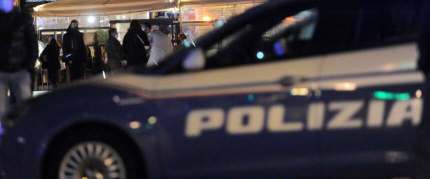 Roma, accoltella al petto l’ex moglie e la porta in ospedale. Poi fugge con il figlio: arrestato dopo 7 ore