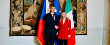 Meloni attesa a Praga: asse con Babiš su economia, difesa e migranti. Sul tavolo il Piano Italia-Repubblica Ceca 2026-2030. Intanto sente bin Salman